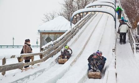 Au 1884, the 270-foot toboggan slide on Dufferin Terrace behind Chateau Frontenac.