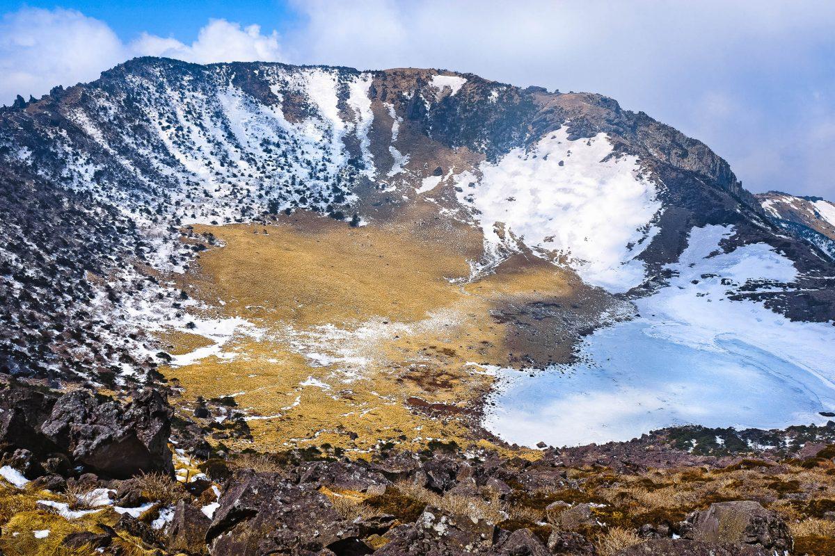The main crater of Mount Hallasan has a diameter of over 400 metres, Hallasan National Park, South Korea - © Maxim Tupikov / Shutterstock