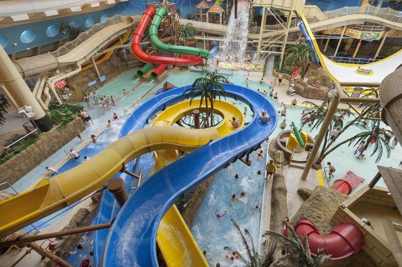 Le parc aquatique Sandcastle dispose de 18 toboggans, dont le plus long toboggan intérieur de montagnes russes au monde, le Master Blaster